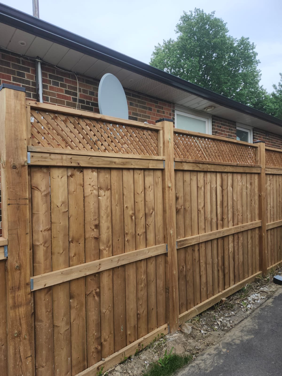 Cedar privacy fence with lattice